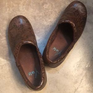 Clogs with floral detail